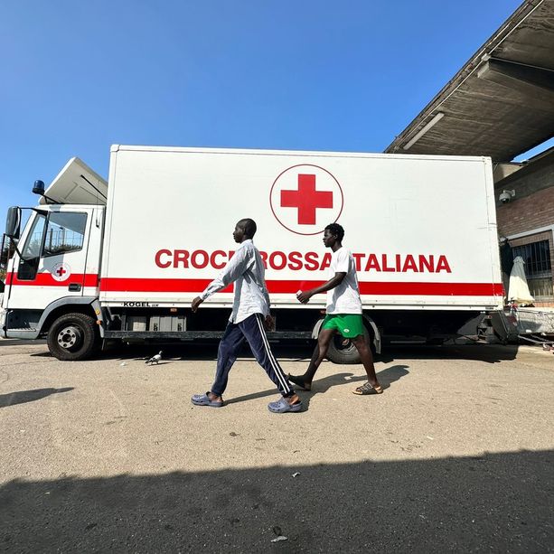 Caos accoglienza, i migranti feriti sul bus a Roma portati comunque a Torino con fratture e ferite non saturate