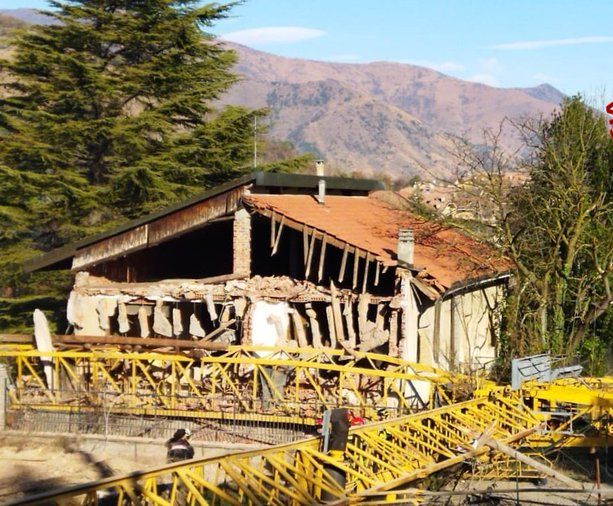 Caselette, una gru crolla e travolge un edificio disabitato: due operai feriti, si cercano eventuali vittime