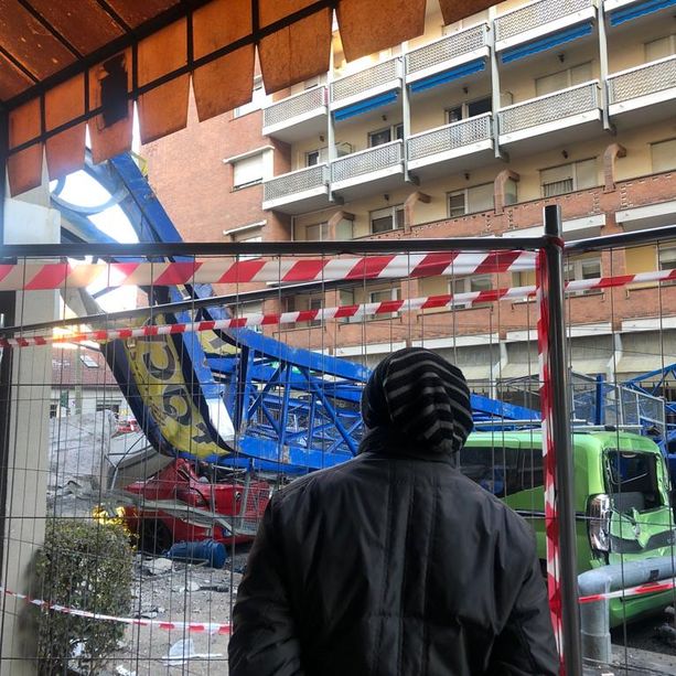 Via Genova prova a tornare alla normalità dopo il crollo della gru: riaprono i primi negozi