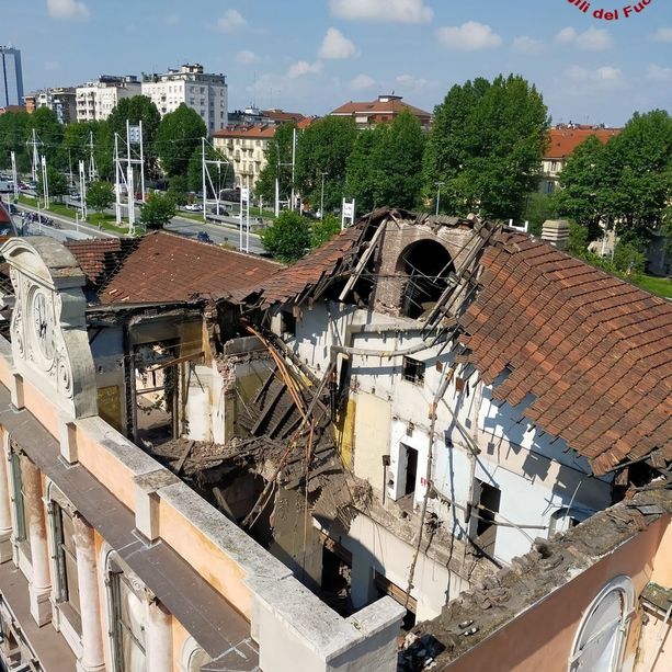 Paura a Porta Susa, crolla il tetto dell'ex stazione