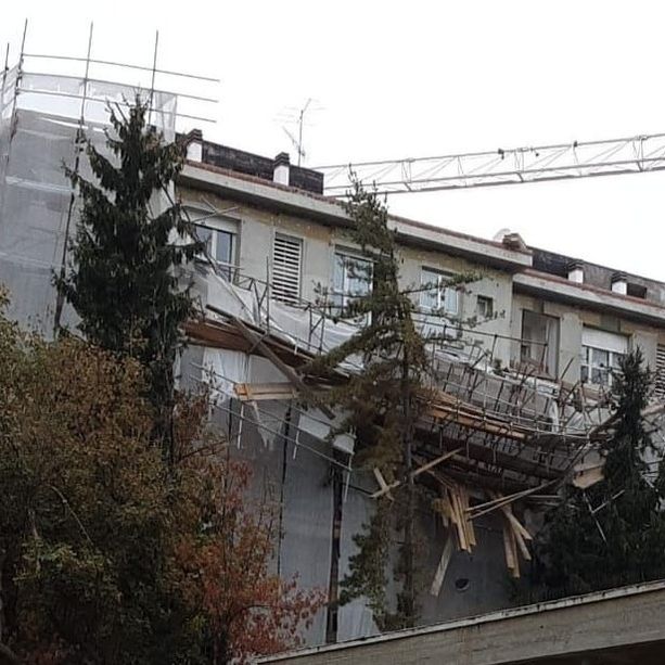 Crollo del ponteggio a Rivoli, la procura indaga per lesioni colpose. I sindacati proclamano 4 ore di sciopero