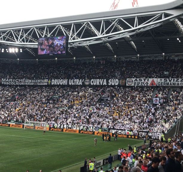 Tensione tra i tifosi di Juve e Atalanta diretti a Roma: sassaiola e scazzottata sull'autostrada A1