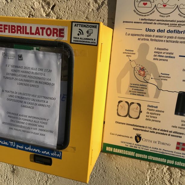 Perde i sensi mentre si trova a scuola, ma viene salvato dal defibrillatore