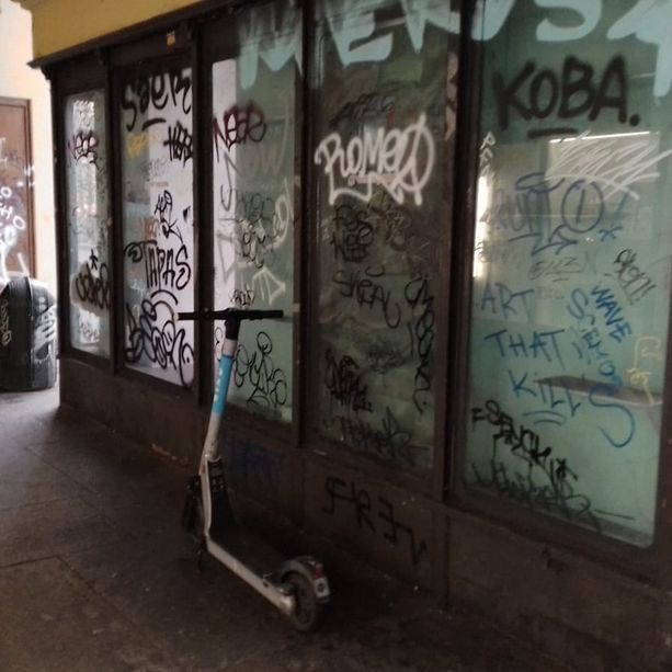Scritte, deragrado e senza tetto: in corso Vittorio Emanuele il bliglietto da visita di Torino si mostra sgualcito [FOTO]