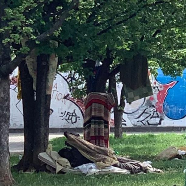 Risse, pusher, rifiuti e escrementi nel giardino Madre Teresa di Calcutta. Alessi (Fdi): &quot;Inaccettabile&quot; [FOTO]