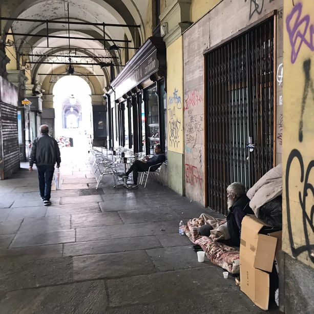 Porta Nuova, l’area attorno alla stazione “assediata” da ubriachi è vittima del degrado