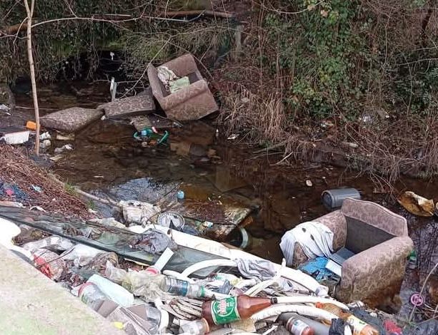 Discariche abusive, cumuli di rifiuti e barbecue illegali: la Circoscrizione 6 chiede di chiudere parte di via Rossetti