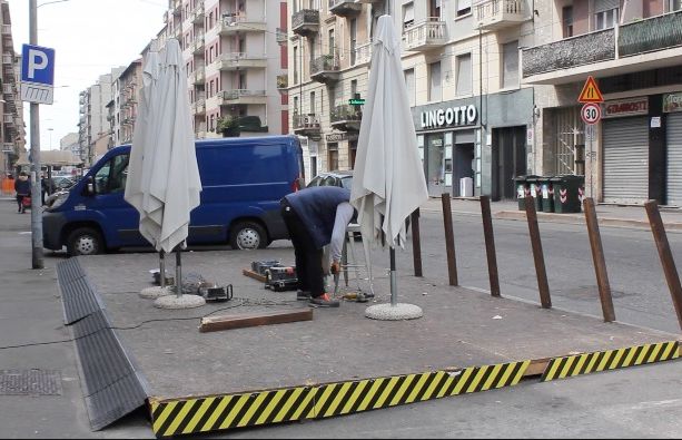 Decadenti e invasi dai rifiuti, il Comune rimuove 92 dehors abbandonati: record alla 4