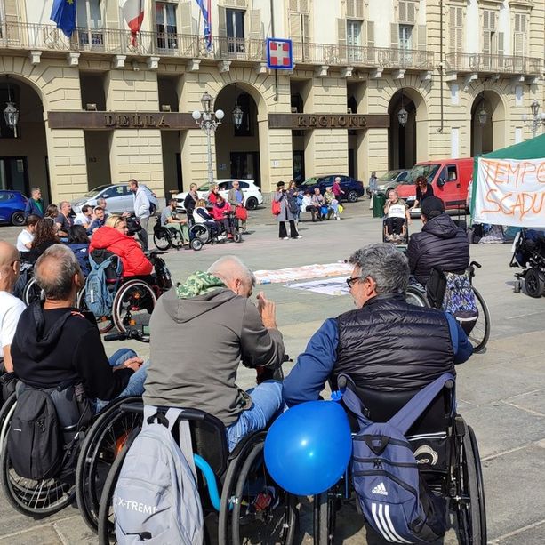 Disabilità+à, protesta davanti alla Regione per &quot;riavere&quot; l'Unità Spinale di Torino: &quot;Il tempo è scaduto&quot;