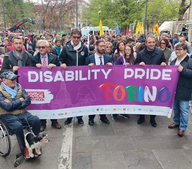 L'orgoglio disabile riempie le strade di Torino: un successo la prima edizione del Pride [FOTO]