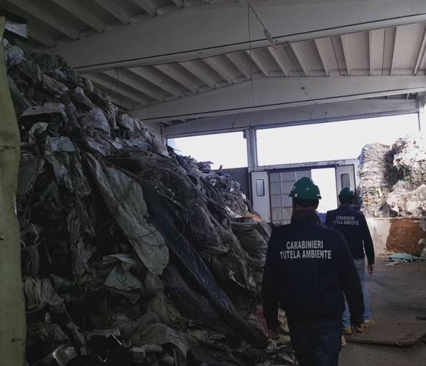 San Benigno, i carabinieri del NOE sequestrano un capannone che conteneva 1300 tonnellate di rifiuti plastici ed elettronici