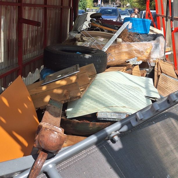 I 'furbetti dei rifiuti' colpiscono anche in via Pietro Cossa: scoperta una grossa discarica abusiva