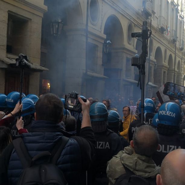 Tensioni tra No Green Pass e Polizia, piazza del Comune sgomberata in attesa di Draghi [FOTO e VIDEO]