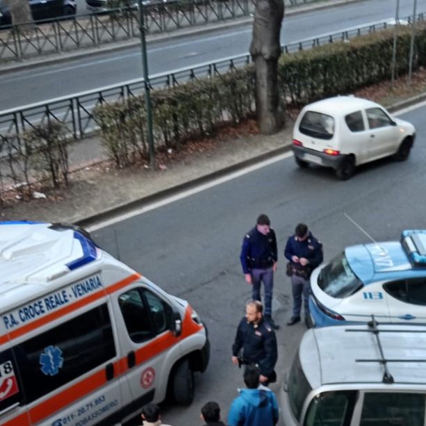 Paura in corso Giulio Cesare: una donna spacca una bottiglia e si aggira minacciando i passanti