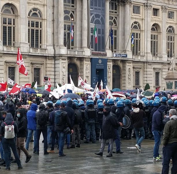 Primo Maggio violento a Torino, un fotoreporter racconta: &quot;Accerchiato e minacciato di morte dai manifestanti&quot;