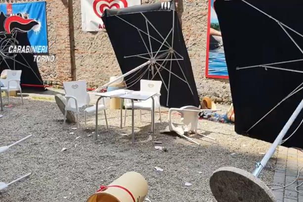 Distrugge il dehor del bar della Basilica di Superga con un bastone: arrestato [FOTO E VIDEO]