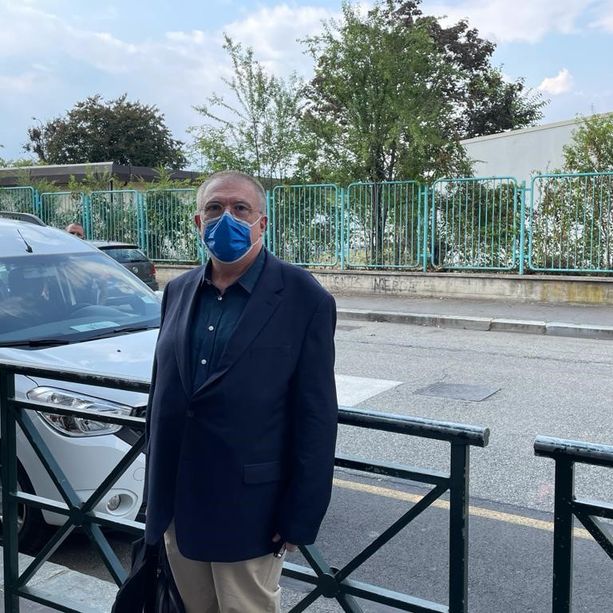 Docente senza green pass si ripresenta a scuola, accompagnato fuori dai carabinieri (VIDEO)