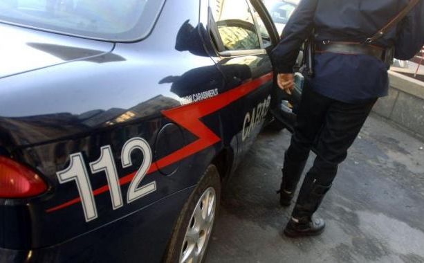 Donna cammina scalza in mezzo alla strada sulla Sp 161
