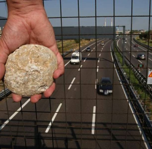 Sassi lanciati sul raccordo Torino-Pinerolo: tragedia sfiorata, due auto e un tir danneggiati