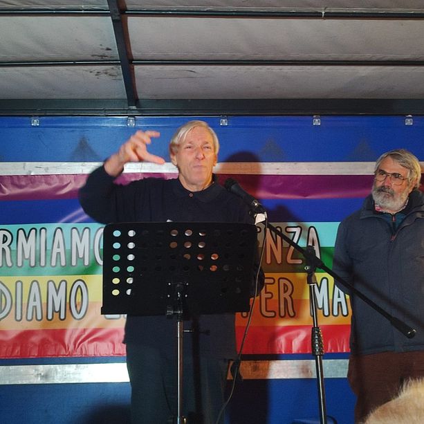 Fiaccole e bandiere arcobaleno per dire no alla guerra Israele-Palestina, don Ciotti: &quot;L'unica strada è la pace&quot;