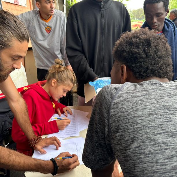 Il grande cuore dei torinesi, in via Traves arrivano le donazioni per i migranti: “Hanno bisogno di scarpe, pantaloni e felpe”