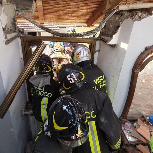 Crollo palazzina in strada Bramafame: estratta una donna, si cerca anche un bambino sotto le macerie [FOTO]