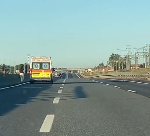 Ragazza a piedi sull'autostrada Torino-Milano: le auto l'hanno schivata per miracolo [VIDEO]