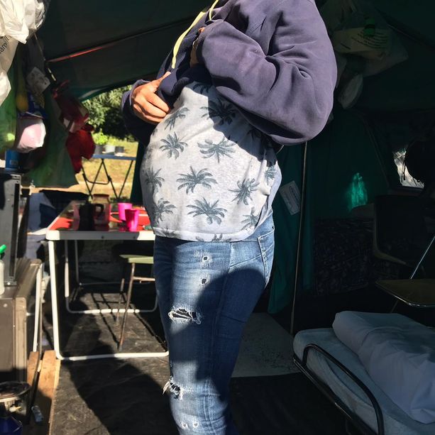 Piazza d’Armi, il dramma di Tiziana: “Incinta da 4 mesi, non voglio partorire in tenda: datemi una casa” [FOTO]