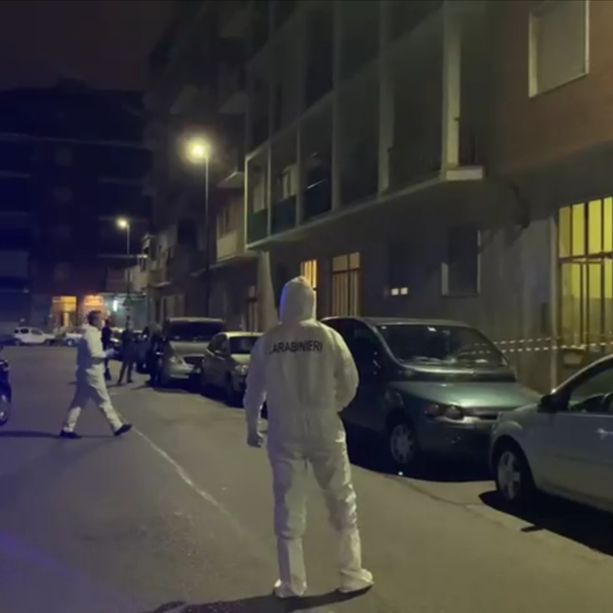 Dramma a Mirafiori, un giovane uccide i genitori con dei coltelli da cucina: lo trovano che vaga sporco di sangue [FOTO e VIDEO]