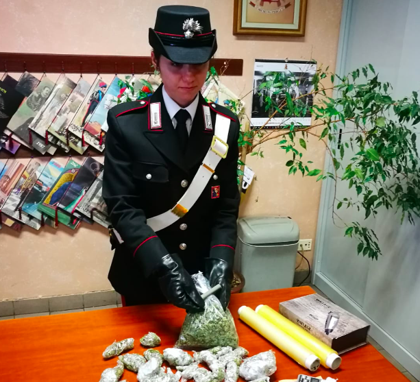 Lontano da casa, tenta di disfarsi dello stupefacente insieme alla spazzatura: arrestato