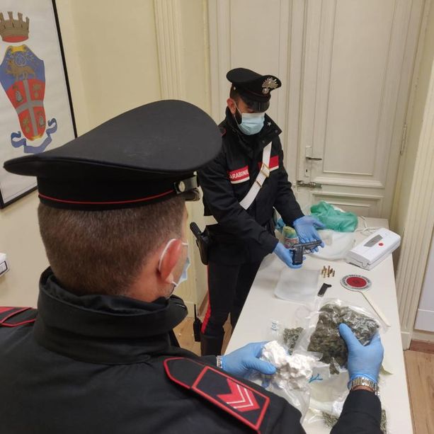 Droga alle Vallette: arrestato un uomo con un chilo e mezzo di stupefacenti e una pistola [VIDEO]
