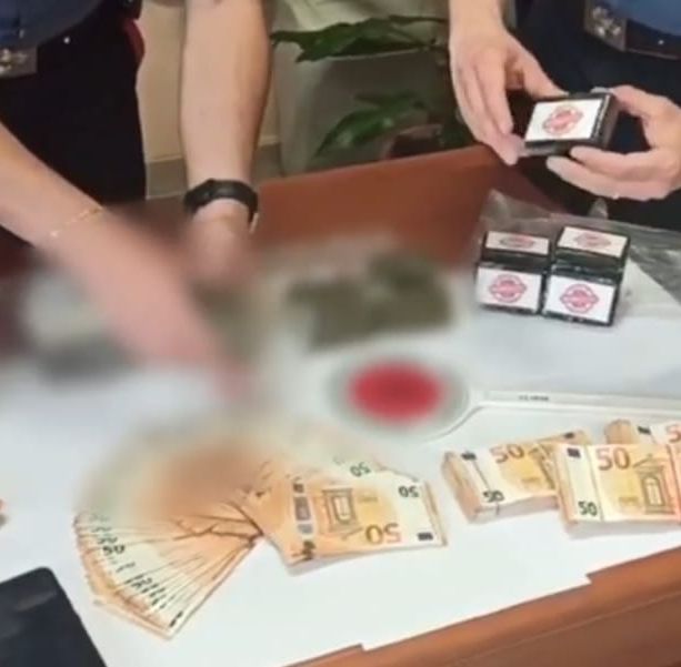Spaccio, i carabinieri sequestrano oltre 4 kg di droga: arrestati due corrieri