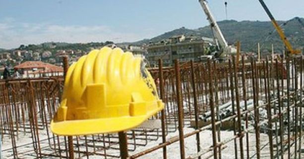 Cade dal tetto di un capannone a San Mauro Torinese: morto un operaio