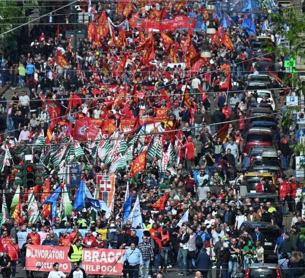 Torino in piazza: quello striscione davanti a tutti e quelle parole che la politica non sa (o non può) dire