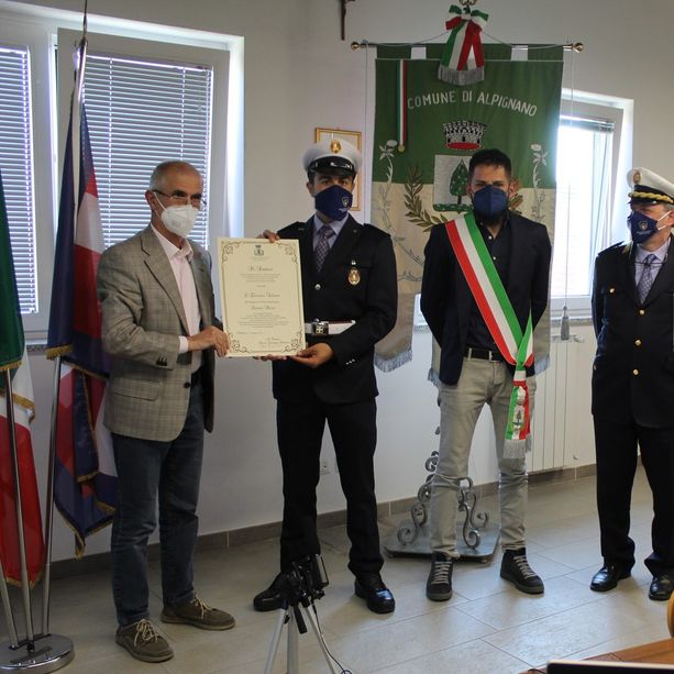 Alpignano premia il vigile-eroe cha ha salvato un cittadino dal suicidio