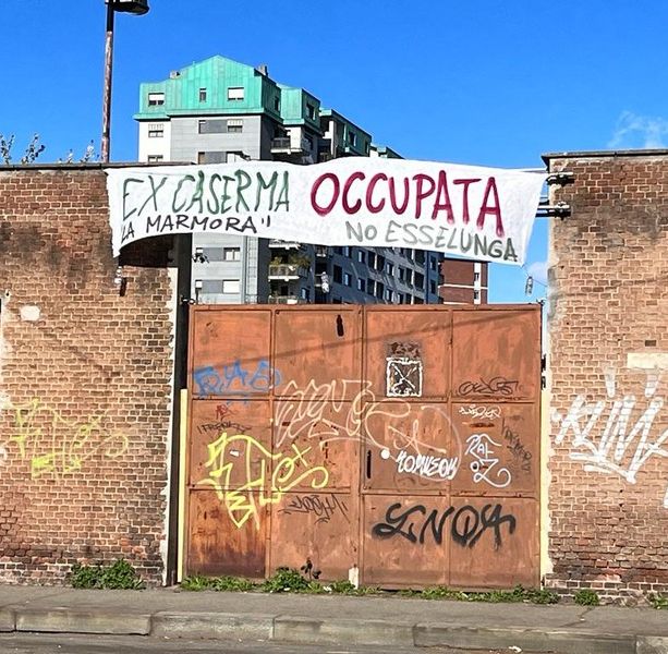 Blitz alle prime luci dell'alba: sgomberata la caserma La Marmora occupata in via Borsellino