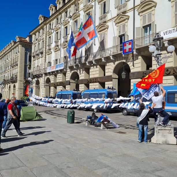 Ex Embraco, le 400 lettere di licenziamento vengono &quot;stese&quot; di fronte al Palazzo della Regione [FOTO e VIDEO]