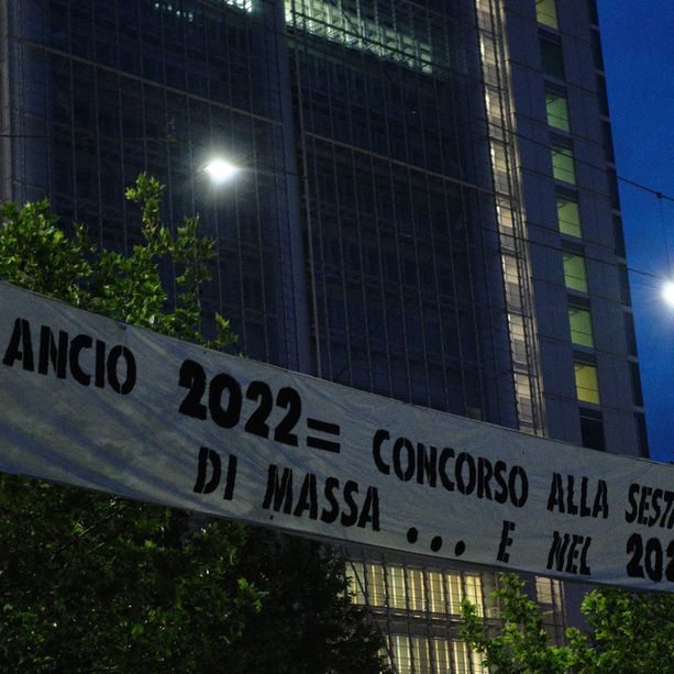 Extinction Rebellion, blitz all'alba fuori dal grattacielo di Intesa Sanpaolo: striscione e scritte contro la banca [FOTO]