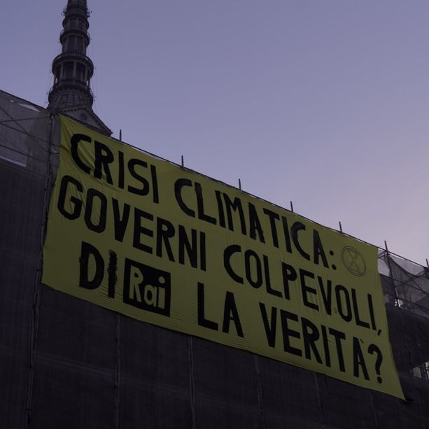 Extinction Rebellion, sfida alla sede della Tv di Stato: &quot;Crisi climatica: i governi sono colpevoli. DiRAI la verità?&quot;