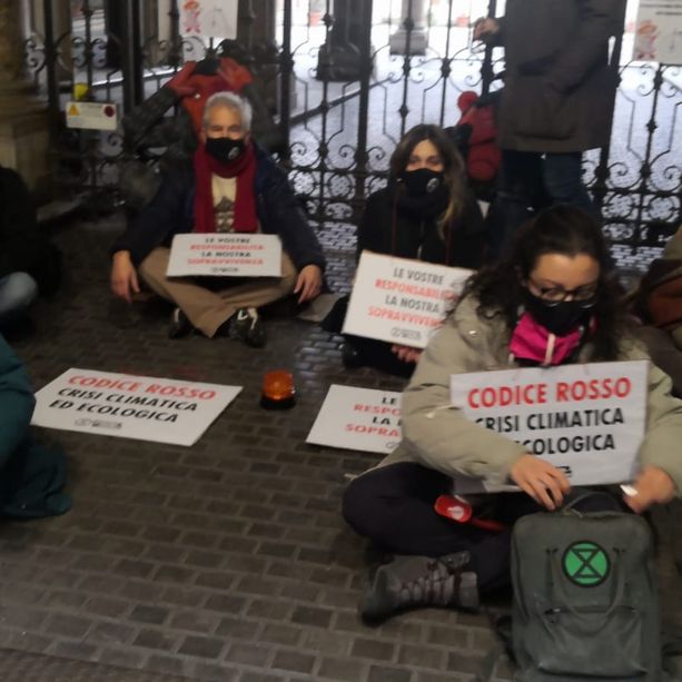 &quot;È codice rosso sulla crisi climatica&quot; : gli Extinction Rebellion occupano l'atrio del Consiglio Regionale [FOTO e VIDEO]
