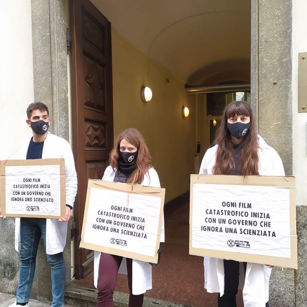 Soldi, carbone e petrolio: il “banchetto” delle banche sui combustibili fossili nel mirino di Extinction Rebellion [FOTO E VIDEO]