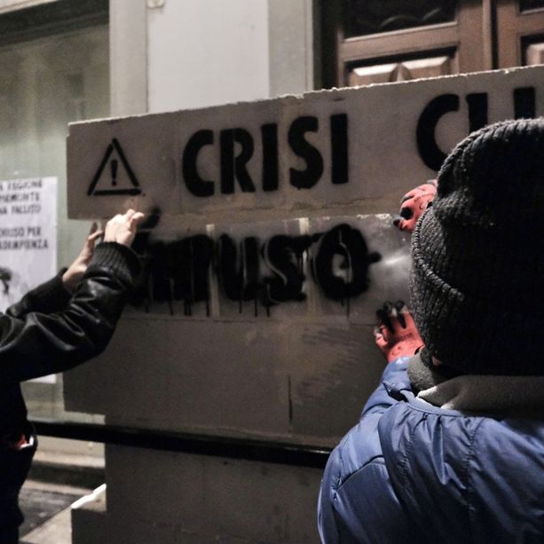 Crisi climatica, i &quot;minions&quot; di Extinction rebellion murano l'assessorato all'Ambiente: &quot;Chiuso per inadempienza&quot; [FOTO]