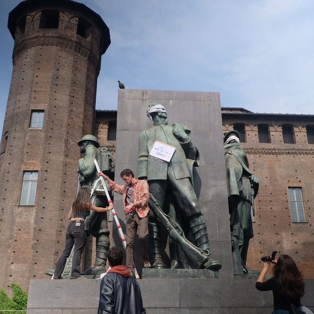 &quot;Crisi climatica: arrestate i veri colpevoli&quot;, statue bendate a Torino. Il motivo [FOTO]