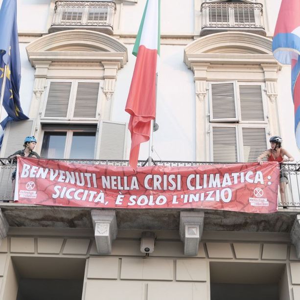 Ambientalisti scalano il palazzo della Regione e si incatenano al balcone: &quot;La siccità è solo l'inizio&quot;