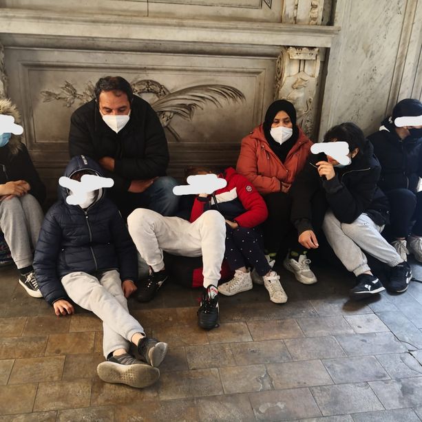 Scappati dalla guerra in Siria, famiglia dorme da giorni al freddo