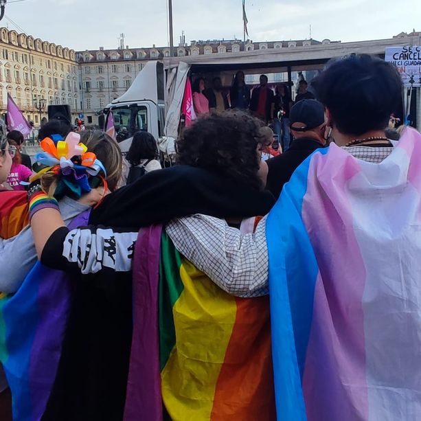 Le famiglie arcobaleno scendono in piazza e alzano la voce: &quot;Giù le mani dai nostri figli&quot;