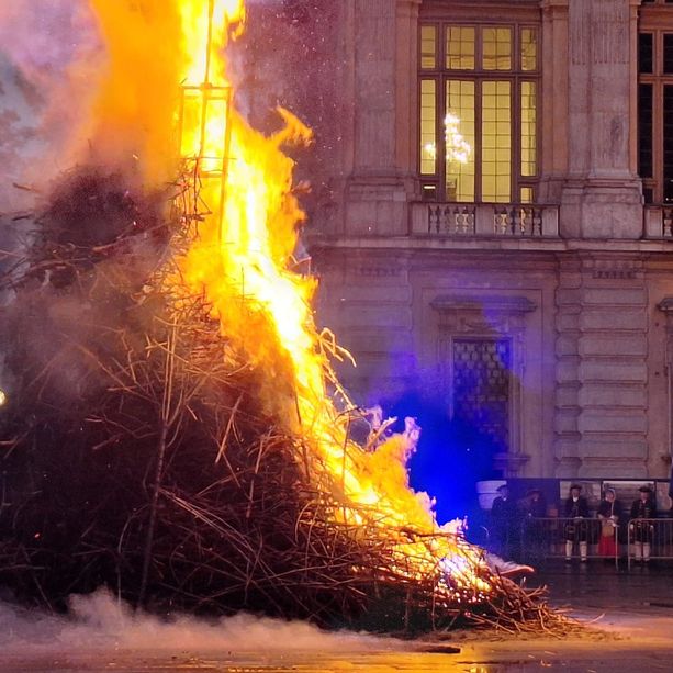 San Giovanni, il toro del Farò cade verso Porta Nuova: sarà di nuovo un anno fortunato? [FOTO]