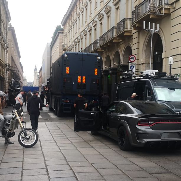 Inseguimento in via Roma tra una moto e una Dodge nera: centro chiuso per &quot;Fast&amp;Furious&quot; [FOTO e VIDEO]
