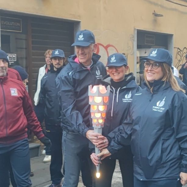 Stasera Chiellini, in mattinata Lo Russo: la fiaccola delle Universiadi ha attraversato la città portata dal sindaco [VIDEO]
