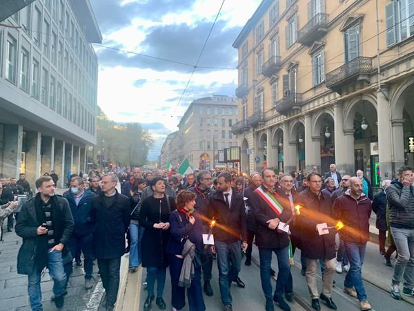 Fiaccolata per il 25 aprile, Lo Russo: &quot;Quest'anno si pensa all'Ucraina che ha trovato l'invasor&quot;. Polemiche sulle bandiere Nato